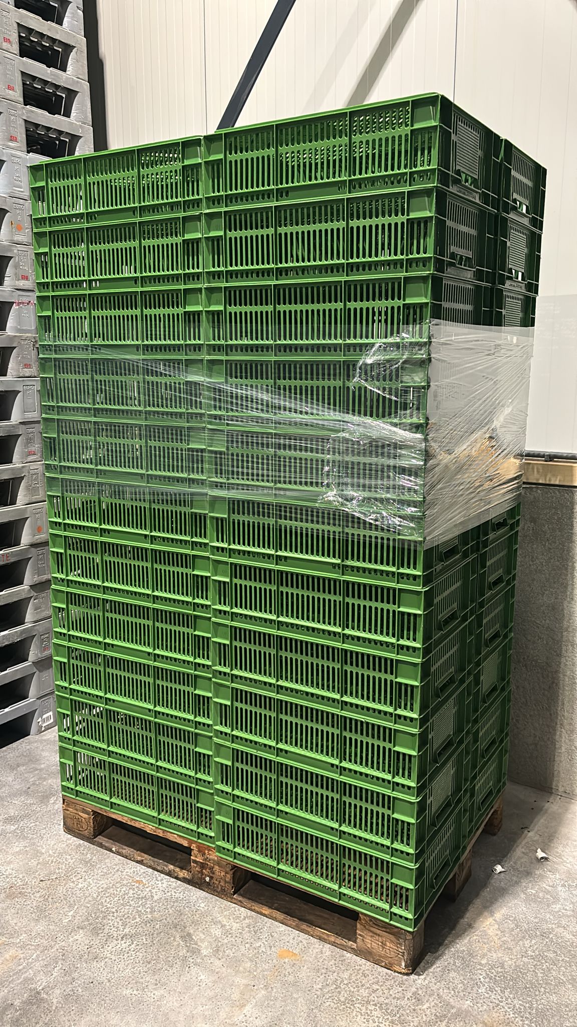 Palletdeal 44 stuks geperforeerde plastic stapelbak 600x400x180 - gebruikt - groen