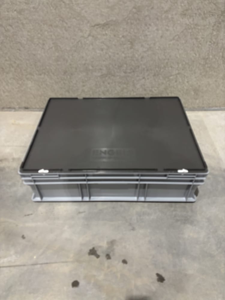 Palletdeal - Kunststof stapelbare kratten met deksel 600x800 Grijs - Gebruikt - Afbeelding 2
