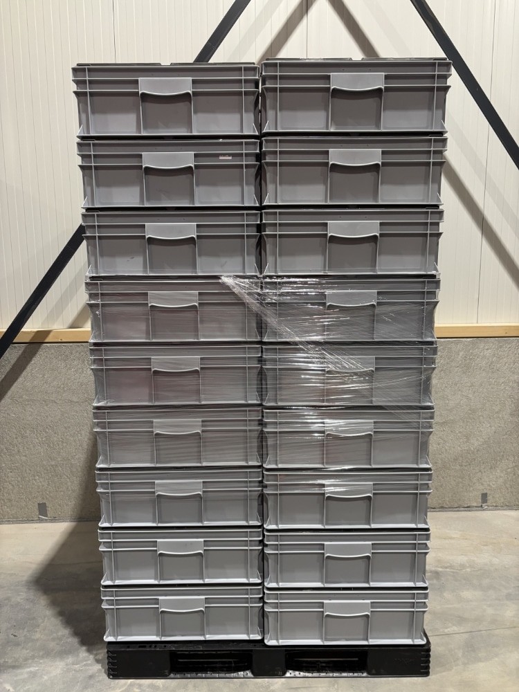 Palletdeal 18 stuks Kunststof stapelbare kratten met deksel 600x800 Grijs - Gebruikt