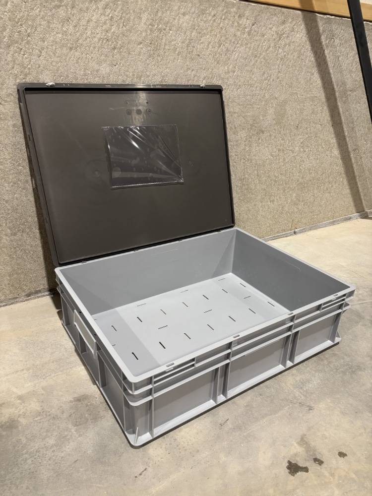 Palletdeal 18 stuks Kunststof stapelbare kratten met deksel 600x800 Grijs - Gebruikt