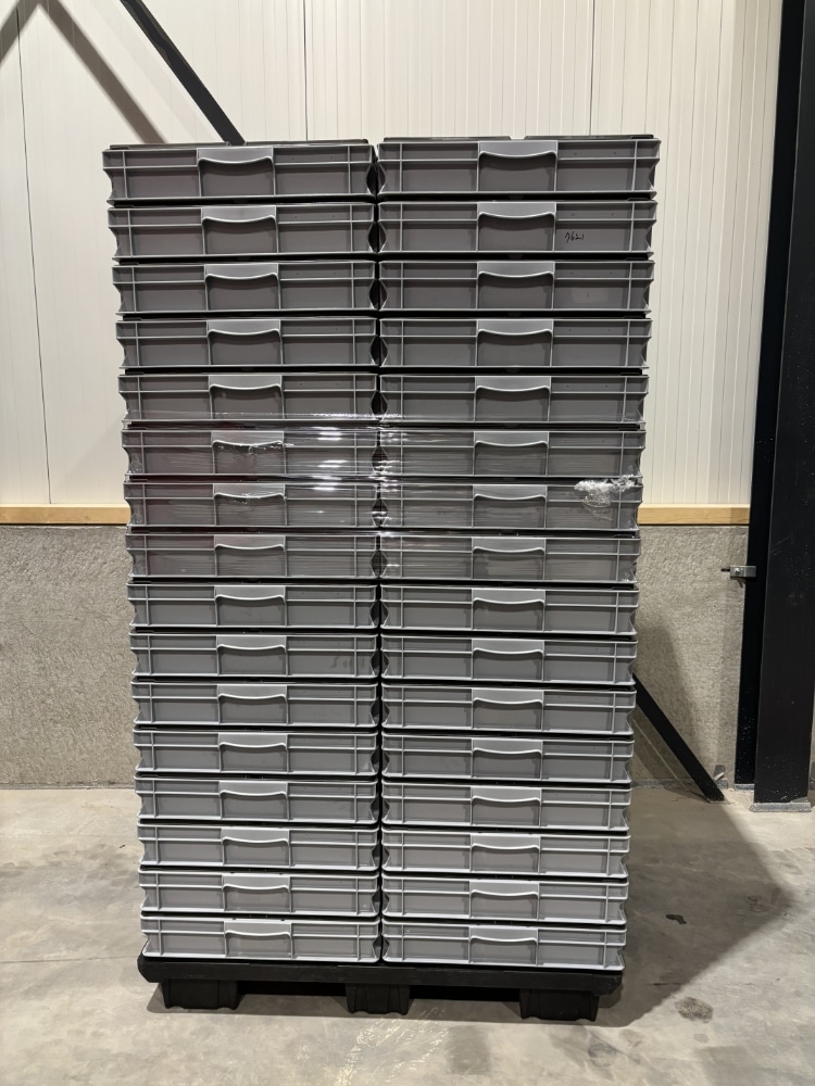 Palletdeal 32 stuks Kunststof grijze stapelbak met deksel 600x800x130 Grijs - Gebruikt