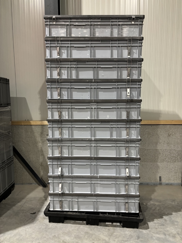 Palletdeal 10 stuks Kunststof Custom stapelbak met deksel en sloten 110x60x23 Grijs - Gebruikt