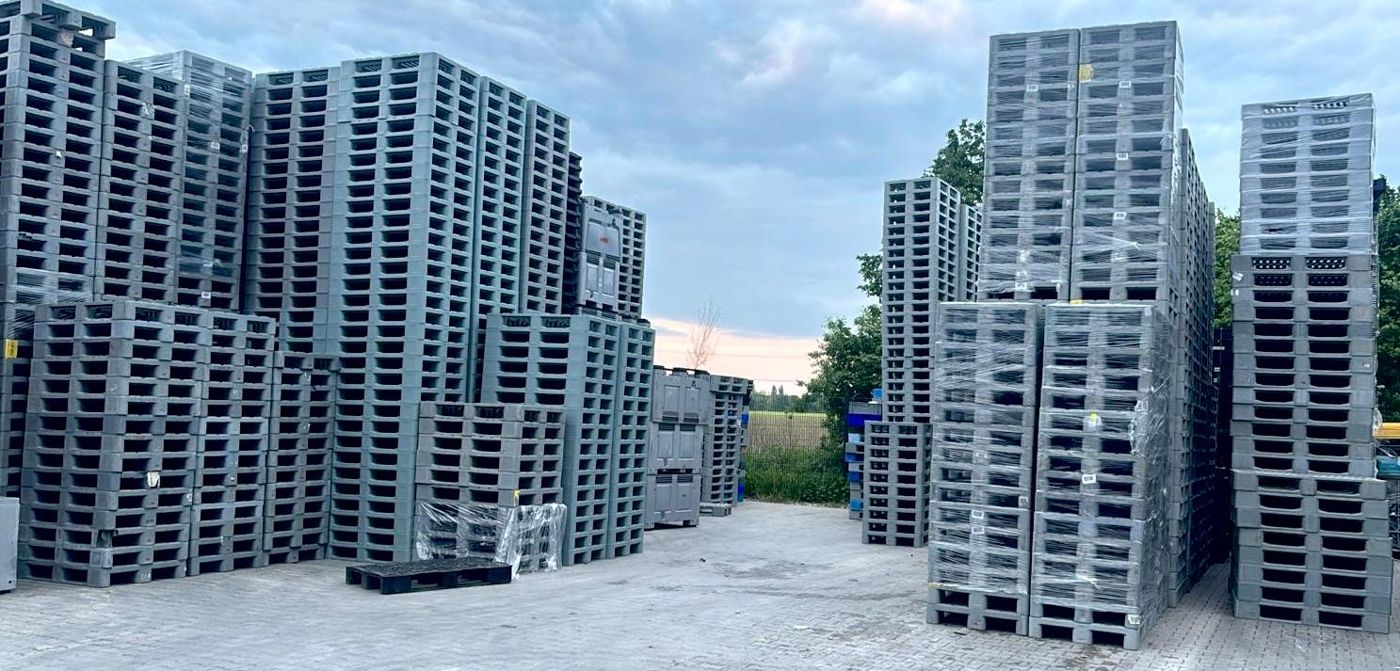 Gestapelde kunststof pallets op het terrein van Emballage Nederland in Zutphen