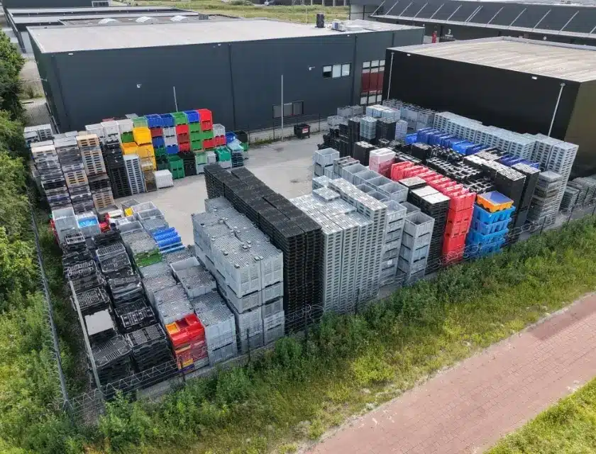 Buitenterrein van Emballage Nederland in Zutphen met kunststof pallets, palletboxen en kratten