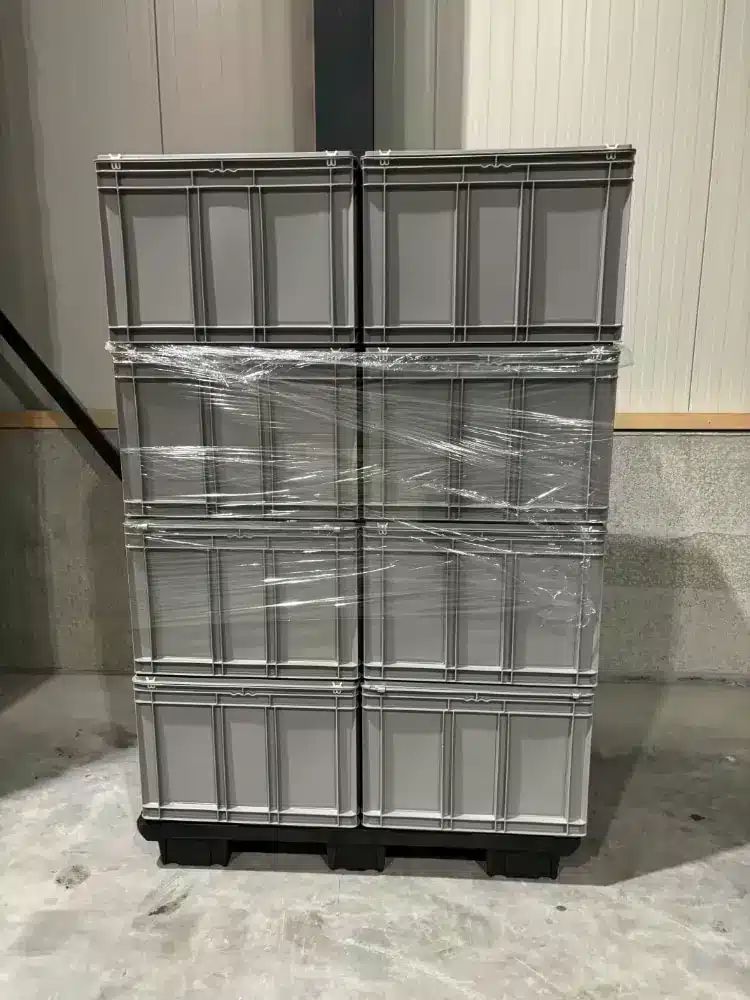 Palletdeal 16 stuks Kunststof Schaffer stapelbak met deksel 600x400x430 Grijs - Gebruikt