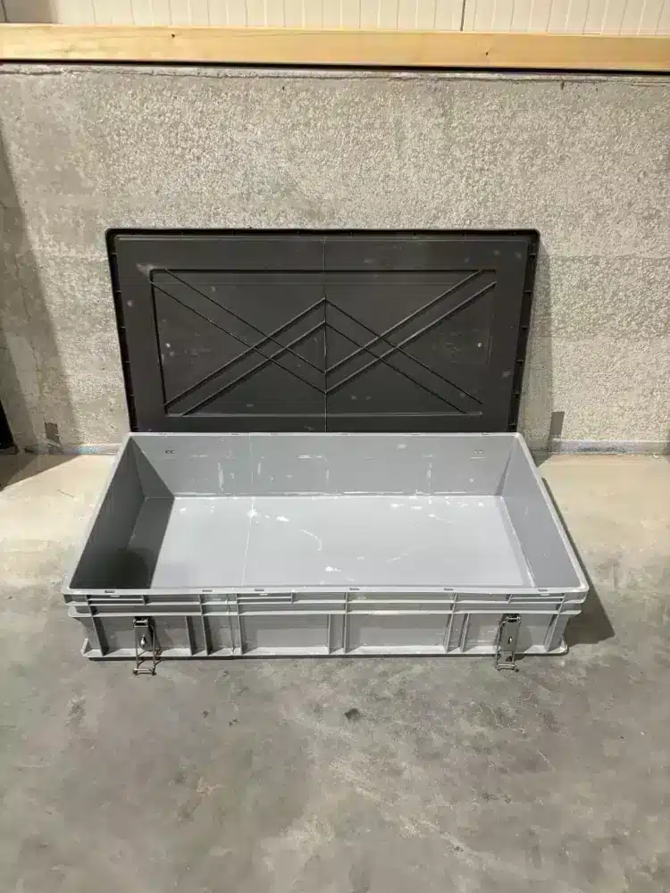 Palletdeal - Kunststof Custom stapelbak met deksel en sloten 110x60x23 Grijs - Gebruikt