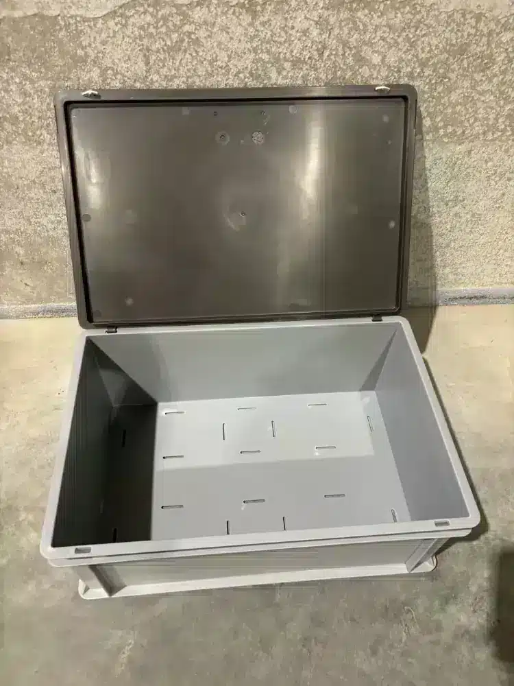 Palletdeal - Kunststof grijze stapelbak met deksel 600x400x230 Grijs - Gebruikt