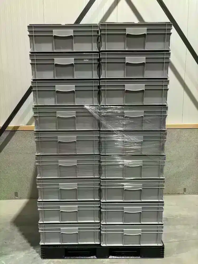 Palletdeal 18 stuks Kunststof stapelbare kratten met deksel 600x800 Grijs - Gebruikt