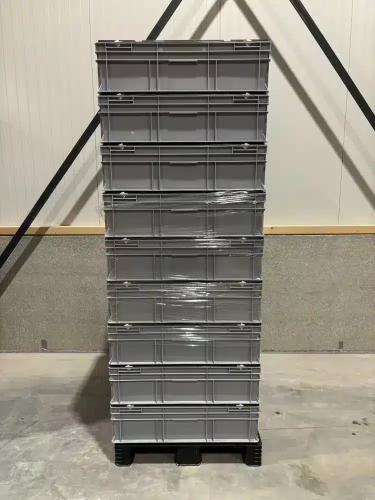 Palletdeal 18 stuks Kunststof stapelbare kratten met deksel 600x800 Grijs - Gebruikt