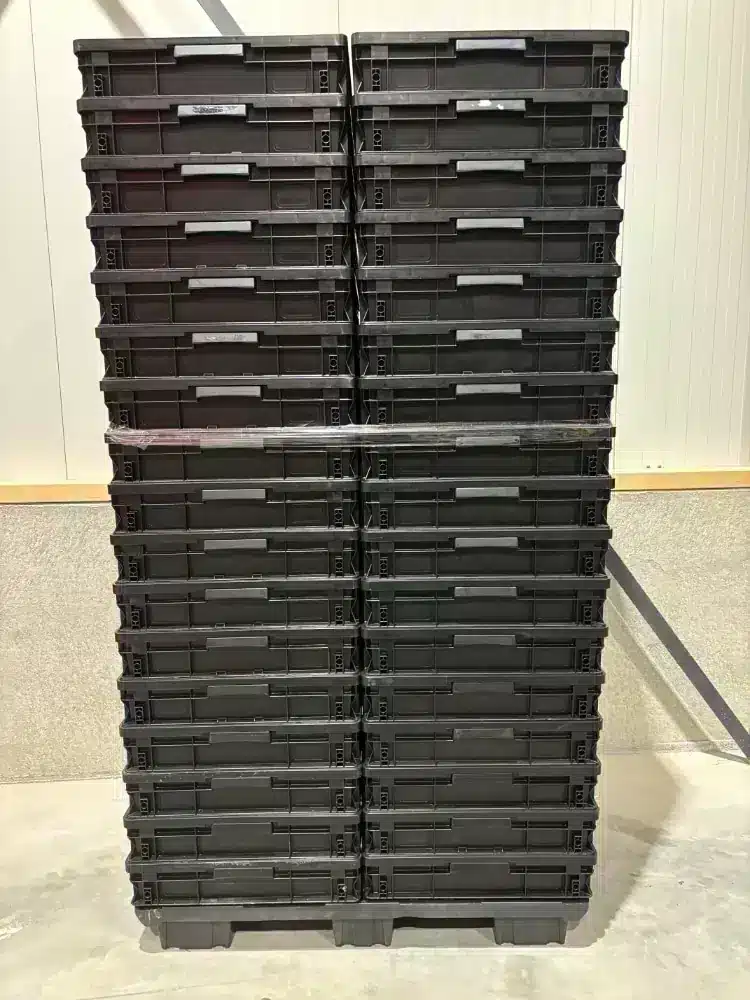 Palletdeal 34 stuks Kunststof Zwarte stapelbak met deksel zware kwaliteit 600x800 Zwart- Gebruikt