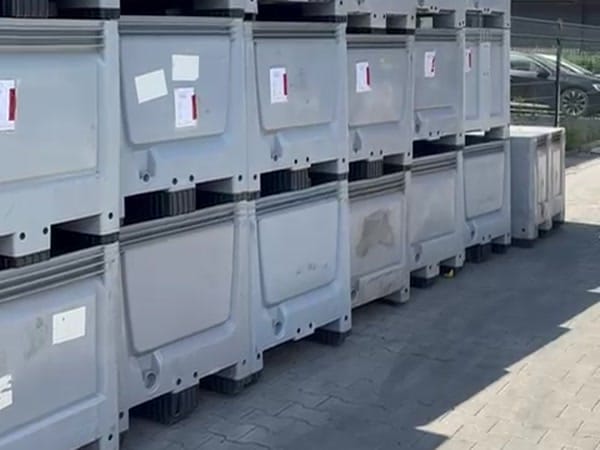 Kunststof palletboxen op het terrein van Emballage Nederland in Zutphen